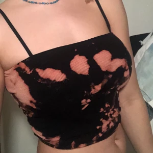 Hand blekt tube top - Tube topp i svart som jag har blekt själv. Mycket stretchiga material skulle säga att den passar strl S-L