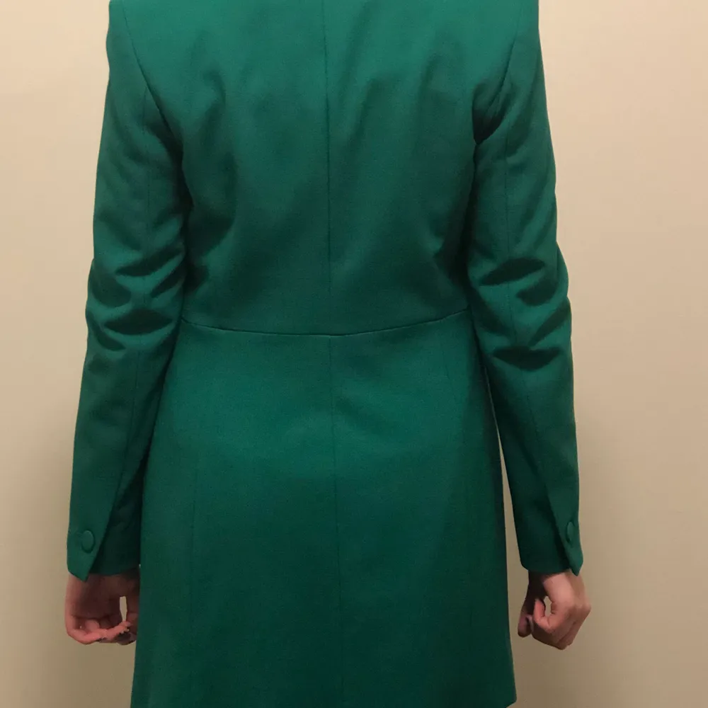 Jättefin vår kappa från Zara i strl S. Grön, dock inte riktigt som den blev på fotot. Klarare grön i verkligheten så inte med den blåtonen i det gröna. Knäpps fram med en lite dold hake. Knappt använd . Jackor.