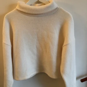 Gräddvit polotröja  - Mysig gräddvit polotröja från forever 21 i strl S. Köparen står för frakten💛