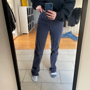 Gråa straightleg jeans - Snygga jeans som är raka i benen💙