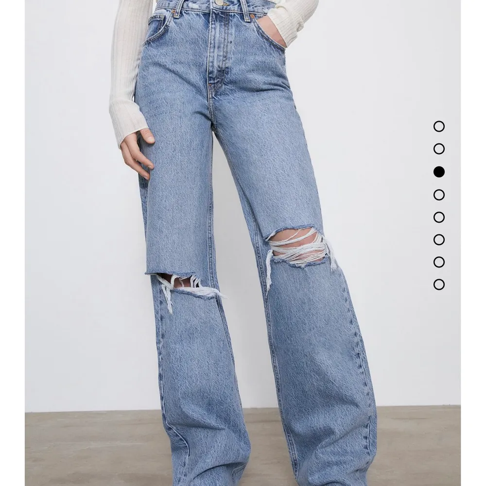 Säljer nu mina zara jeans som blev virala på tiktok då de sitter så snyggt! Köpta i vintras och använda 1 gång. Passar perfekt på mig som är 36 men skulle även passa 38. Jag är 167 och de är lite för långa för mig!🌟  Buda från 250 eller köp direkt för 350!. Jeans & Byxor.
