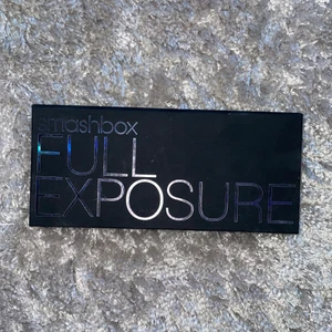 Ögonskuggspalett - 14 ögonskuggor i en palett från smashbox med tillhörande borste. Endast provat vissa färger🥰