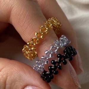 Intressekoll på handgjorda ringar! Ringarna kommer finnas i olika färger och storlekar utifrån intresset! Ringarna kommer bestå av äkta kristaller eller pärlor och kommer kosta mellan 30-40 kr. Likea gärna annonsen eller kontakta så vi kan se vika ni är intresserade av!💞