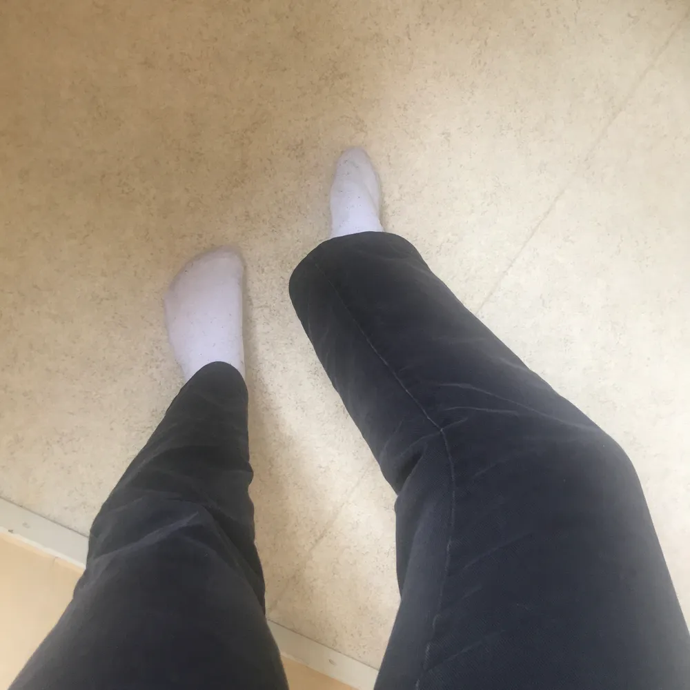 Bekväma jeans från Joy i storlek 38, lite utsvängda längst ner men inte riktigt bootcut. Pris kan diskuteras så tveka inte att höra av er🥰 skriv till mig innan ni klickar på köp nu . Jeans & Byxor.
