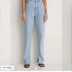 Jeans Slit - Fina jeans helt nya från nakd med slit nedtill, storlek 32/34