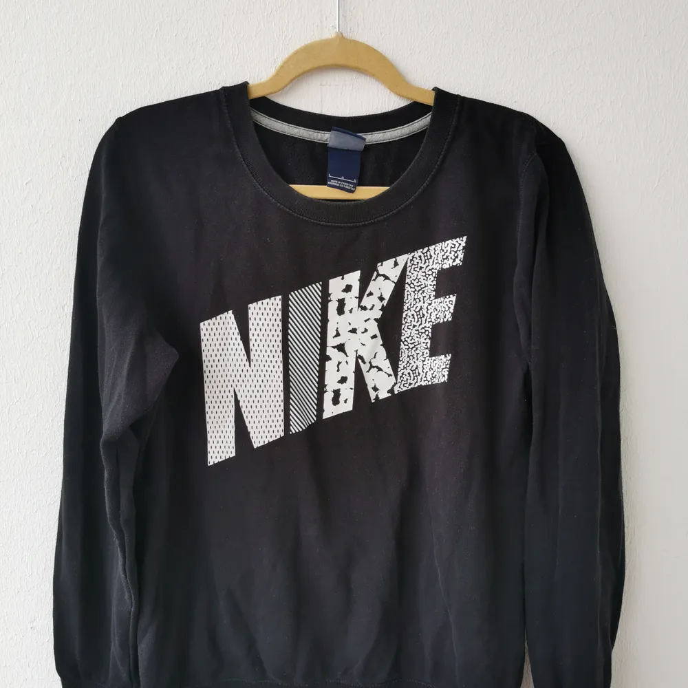 Jätte snygg svart Nike sweatshirt i strl L. Alla bokstäver har olika mönster. Den är i fint skick. Inga fläckar eller hål. Köparen står för frakten och jag tar alltid 2 kr för emballage. Skickar gärna spårbart. 200kr eller Bud. . Hoodies.