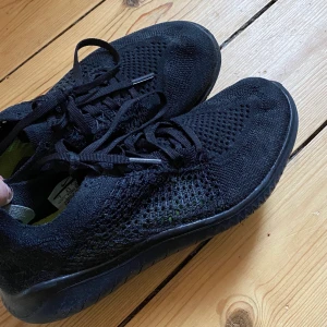 Nike skor - 🥰Super fräscha inne skor från Nike, så lätta och bekväma !! Inte använda många gånger. Köpta för cirka 1200 , säljer pga använder dom för lite .. står ej för frakten <3