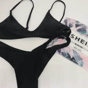 Svart bikini - Svart bikini från Shein. Aldrig använd! Vadderingen går även att ta ut om så önskas. Den är i storlek M men skulle säga att den är mer som S. Köparen står för frakten <3