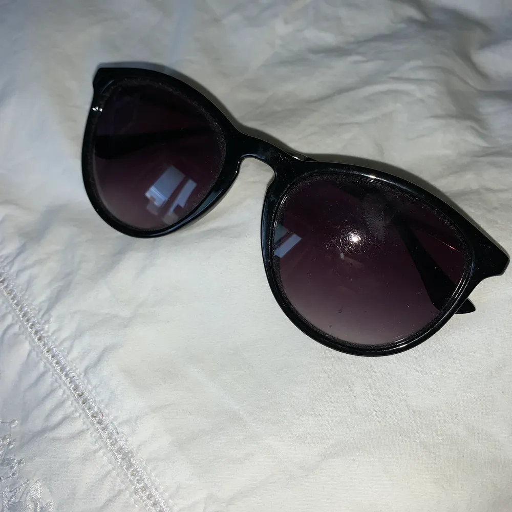 Jättefina svarta solglasögon från Gina Tricot med guldfärgad båge. Använda någon sommar och därmed lite små repor i glaset om man kollar noga men märks inte när man har dem på sig. . Accessoarer.