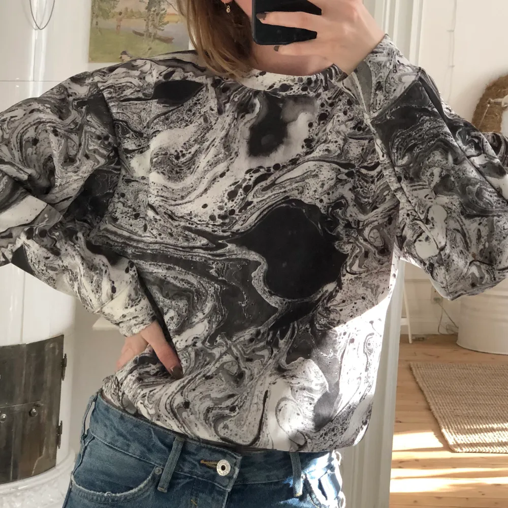 Jätteskön tröja från Weekday med typ oljemotiv. . Tröjor & Koftor.