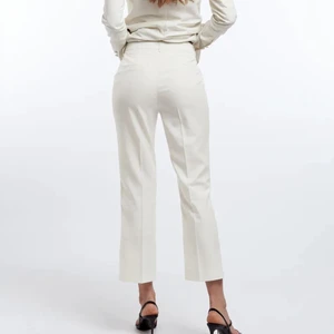 Linnebyxor - Gina Tricot - Säljer mina vita linnebyxor som jag köpte på gina tricot i somras, dem är i superbra skick då jag enbart använt dem Max 3 gånger, kortare i modellen, OBS har sprätt upp längst ner på byxorna för att försöka få dem lite längre, men inget man tänker på🤍 storlek 36 och är köpta för 400kr🌸 är superfina nu till våren/sommaren