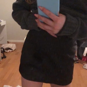 Söt kjol - Svart kort kjol, från Zara, gott skick, storlek S, köpare står för frakt!🥰