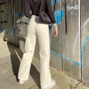 Levis jeans  - Raka jeans från Levis i modellen ribcage wide leg. Storlek W25. Jeansen är i väldigt bra skick då de är använda ett fåtal gånger. Säljer då de tyvärr blivit lite små, jag är ca 165cm. Det blir budgivning om många skulle vara intresserade 🤎🤎