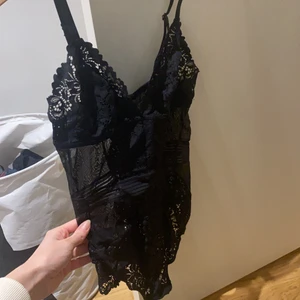 Svart spetsbody - Svart spetsbody från HM i storlek 34. Sitter superfint!