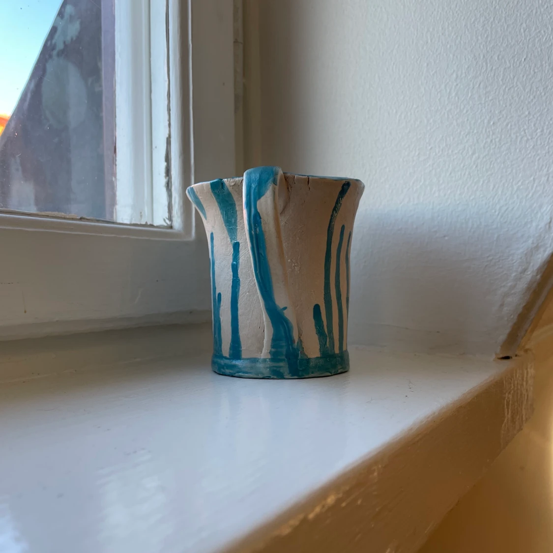 Handgjord vit kopp med blåa detaljer - 91