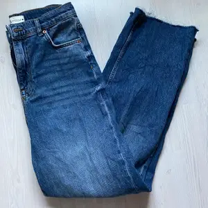 Mörkblåa zara jeans med slitning nertill, aldrig använda 🤍