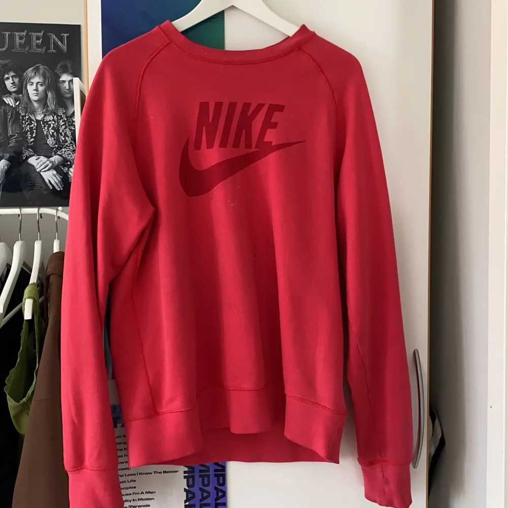 superfin röd Nike collegetröja, sitter superfint oversized på mig som har S💞  Har en liten fläck mitt på tröjan, som antagligen går att tvätta bort☺️ Hör av dig för frågor eller om du är intresserad!. Hoodies.