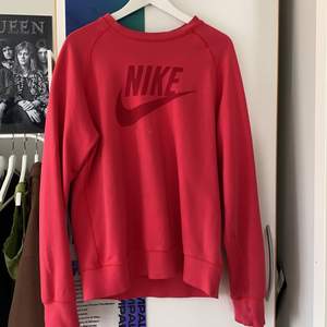 superfin röd Nike collegetröja, sitter superfint oversized på mig som har S💞  Har en liten fläck mitt på tröjan, som antagligen går att tvätta bort☺️ Hör av dig för frågor eller om du är intresserad!