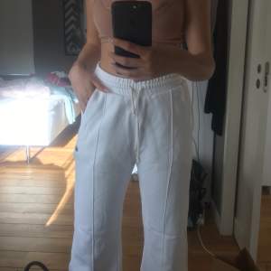 Snygga sweatpants från Champion i en benvit färg. Aldrig använda då dom är lite korta på mig som är 176 cm lång. Väldigt snygga i passformen för övrigt. rak model, går att ha båda hög- och lågmidjat. Liten championlogga vid sidan av byxan. Köptes för 699kr på asos. 