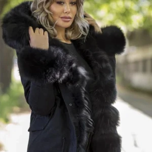 Svart Parka jacka - Super Mysig svart parka jacka, bra passform så passar både XS och S. Samt att det är äkta päls! Använd ca 3 gånger, så den är i väldigt bra skick. Passar väldigt bra nu i vår och till hösten. 