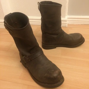 Primeboots 39 - Ett par bruna primeboots i storlek 39 som jag köpte här men tyvärr är de lite för små för mig