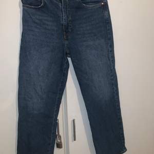 Jeans från Zara i storlek 40 men skulle säga sitter mer som en 38. Köparen står för frakten 