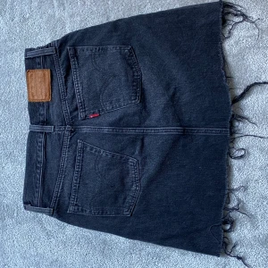 Levis kjol  - Leviskjol i storlek 24 som knappt är använd. Så fin med slitningarna, men tyvärr passar inte storleken mig. 💞