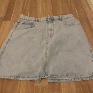 Jeanskjol från ginatricot - Jeanskjol från ginatricot med detalj där bak, sälj pga för stor för mig men tycker den är jättefin, så har aldrig använt dem. Skriv gärna privat om ni har några frågor eller vill köpa💙