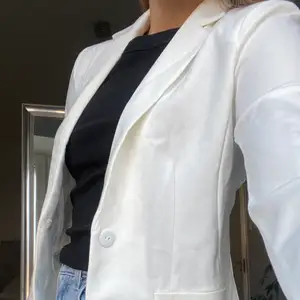 White blazer från only, storlek S. Materialet är väldigt stretchigt. Superfin, men aldrig använd då det inte är min stil💞