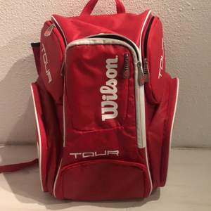 En röd wilson tennis väska med 8 fack. Säljer eftersom har köpt en större och ett annat märke.