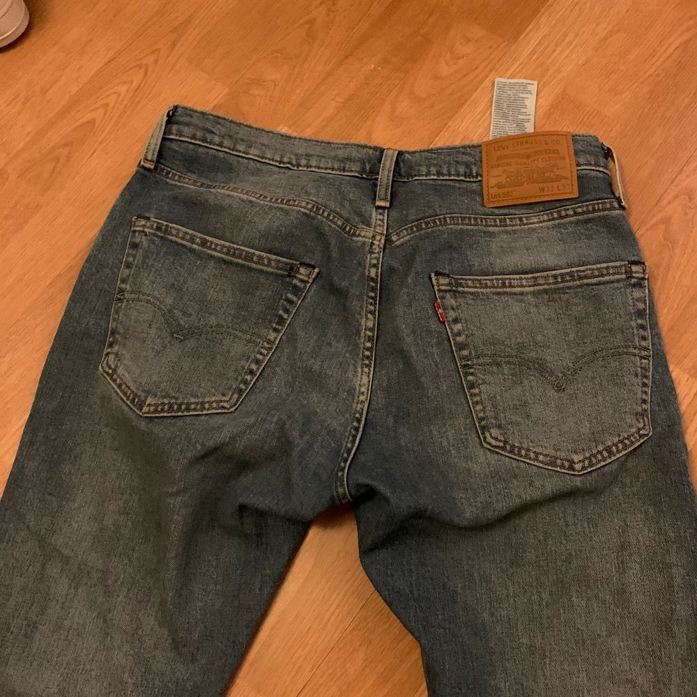 Säljer dessa fina Lewis jeans, 501 regular fit, använda ett fåtal gånger så väldigt bra skick (inga slitningar) nypris 999kr,  pris kan diskuteras!. Jeans & Byxor.