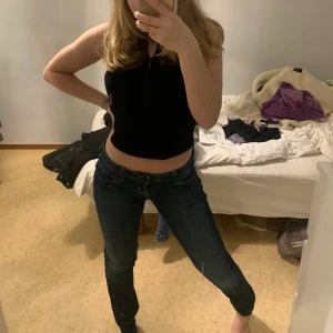 Armani jeans - Jeansen finns redan på min sida men här är fler bilder, fint skick inga defekter. Vintage armani