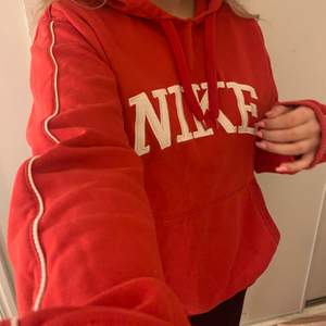 Fin röd hoodie från Nike! Säljs inte längre och är inte mycket använd. Jätteskönt material! Priset kan absolut disskuteras, vid flera intresserade får den vid högst bud hoodien❤️❤️