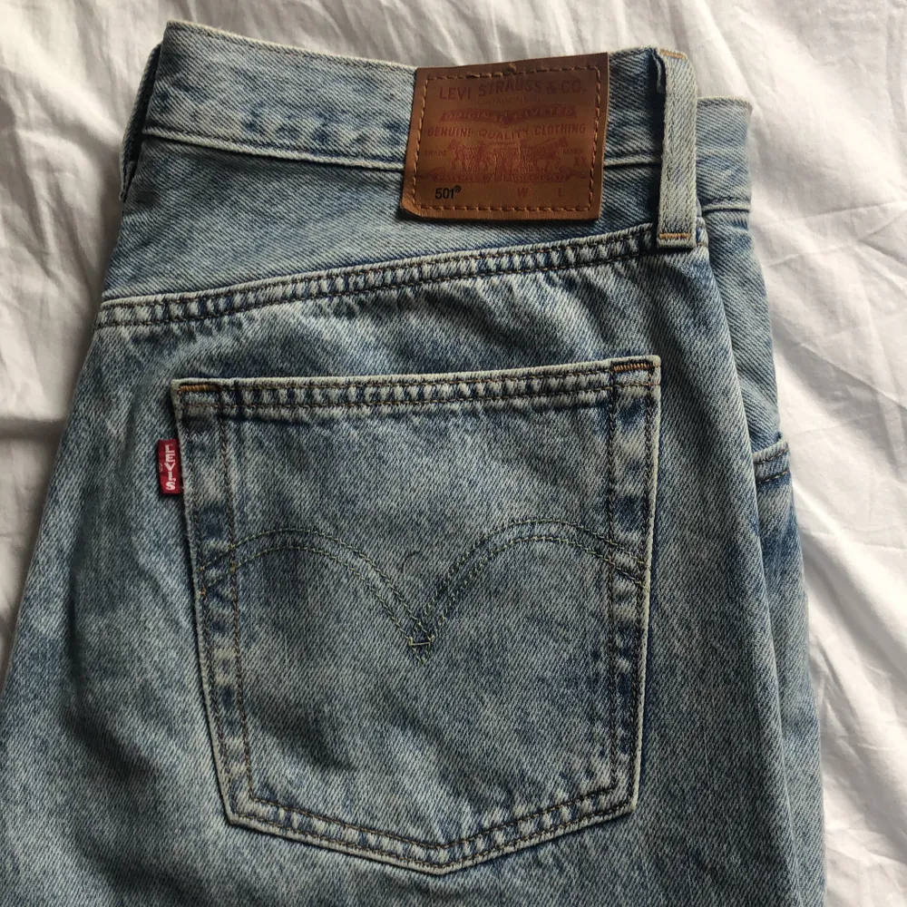 Ljusblå Levis jeans 501. Superbra skick, använda ett fåtal gånger. W 30 L 28. Frakt ingår . Jeans & Byxor.