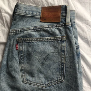 Levis 501  - Ljusblå Levis jeans 501. Superbra skick, använda ett fåtal gånger. W 30 L 28. Frakt ingår 