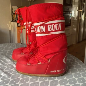 Moonbots - Säljer nu mina fina moonboots i storlek 39-41 men passar bra på mig som har 38-39💗❤️🥺 De är i använt skick men tvättar de innan de skickas! KOM MED BUD!🙌🏼