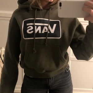Grön Vans hoodie !! - En fin grön hoodie ifrån märket Vans i mycket bra skick!! Säljes med tanke på att den inte kommer till så mycket användning hos mig. (Köparen står för frakten, 66kr)