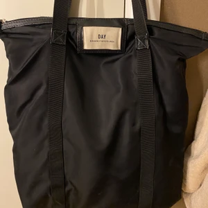 Day väska  - Enkel och stilren väska som passar perfekt om du har mycket att ta med. 💕