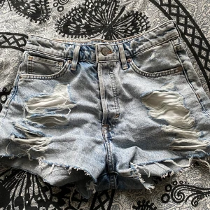 Shorts  - Ett par shorts med massa slitningar🥰