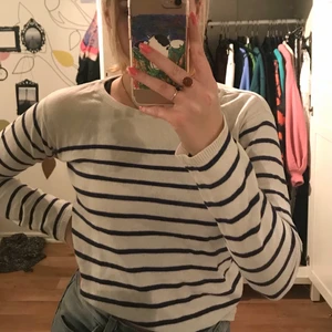 Randig tröja storlek XS-S - Fin och gullig randig tröja som passar perfekt till våren 💙 