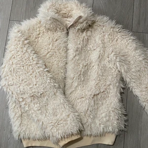 Fluffig jacka - Ljusrosa fluffig jacka i storlek 170 men passar en s-m. Använt fåtal gånger och väldigt mjuk. Köparen står för frakten och får gärna höra av sig vid frågor💕