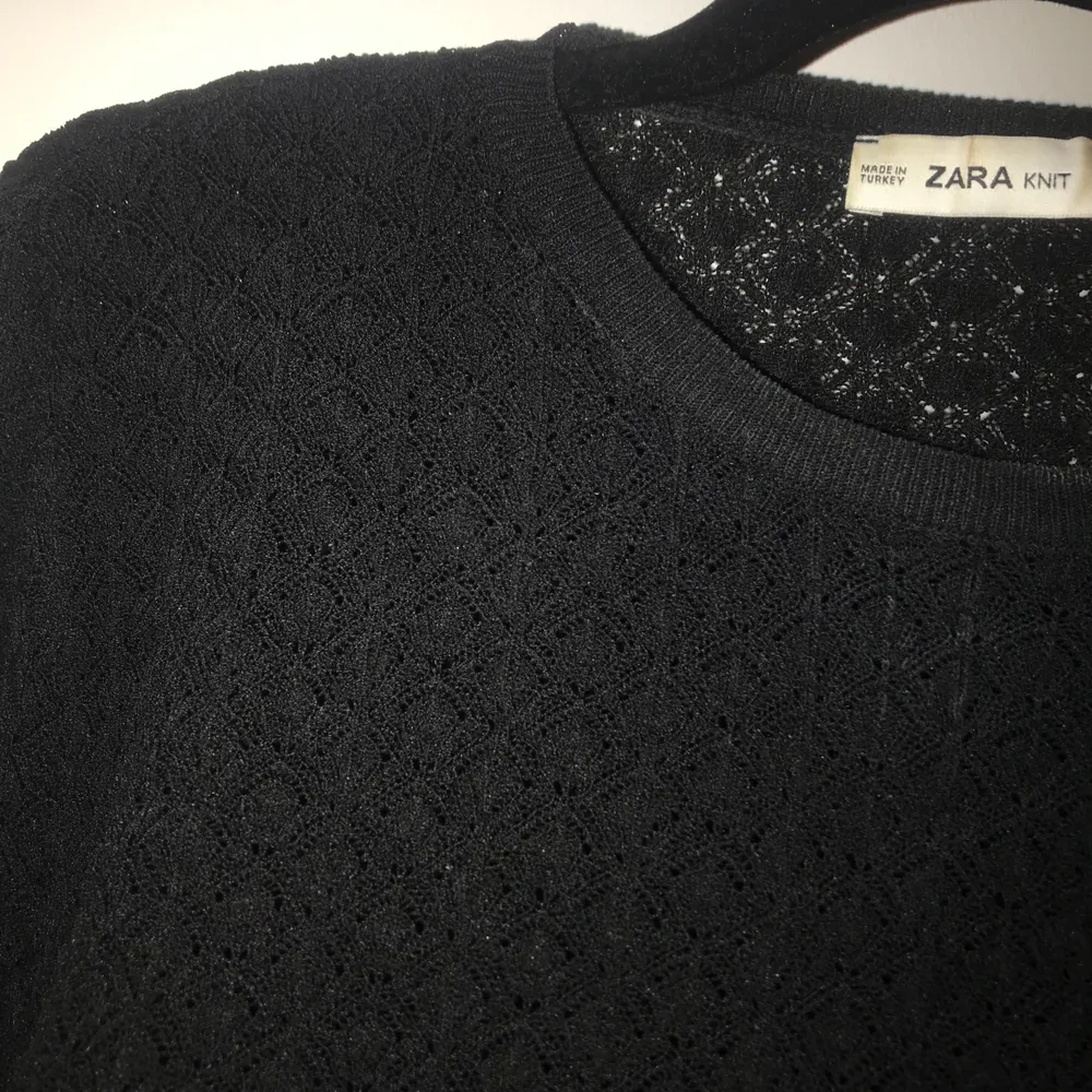 Stickad croppad tröja från Zara storlek S. Endast använd några gånger och i mycket fint skick. Köpare står för ev frakt. . Toppar.