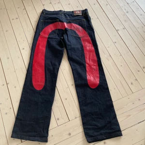 Evisu jeans - Skitsnygga evisu jeans💗 Passar både killar och tjejer! Frakt ingår inte, kan mötas upp i Sthlm💓 Buda från 400💞 Budgivningen slutar kl 22 7 mars❤️ (öka med minst 20 kr) Buda i kommentarerna❤️