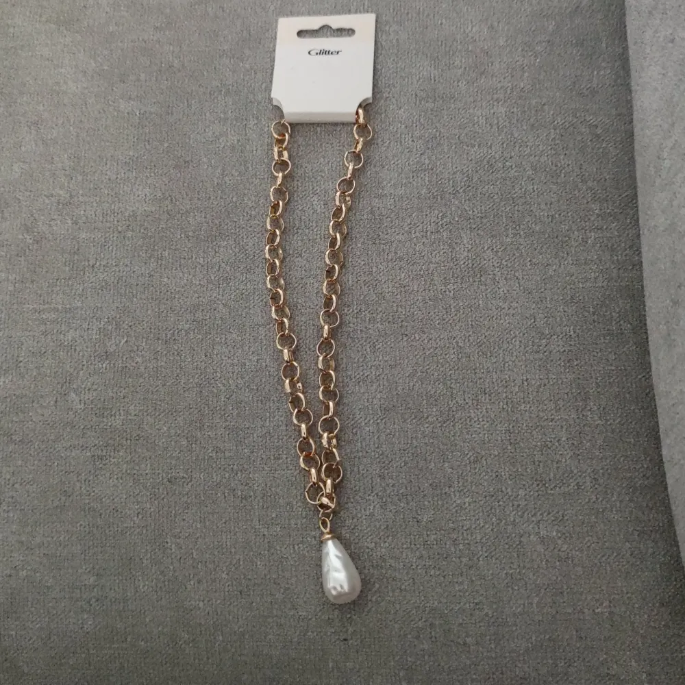 Helt nytt halsband köpt på glitter, nypris 149kr. 60kr + frakt står inte för postens slarv. Accessoarer.