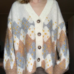 Stickad cardigan - Så mysig stickad tröja. Världens mysigaste!! Kanske inte ens säljer denna men vill se om någon är intresserad och att den kan komma till mer användning!