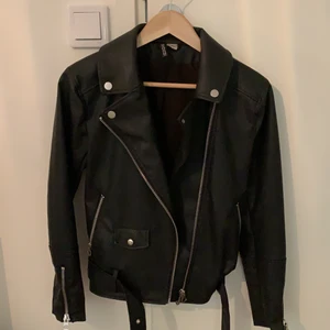 Populär bikerjacka från HM - Jag säljer en bikerjacka i fint skick ifrån HM i storlek 34. Anledningen till varför jag säljer den är för att den är för lite för mig. Ny pris: 399kr och jag säljer den för 250kr pågrund av det fina skicket. Frakt tillkommer vid leverans