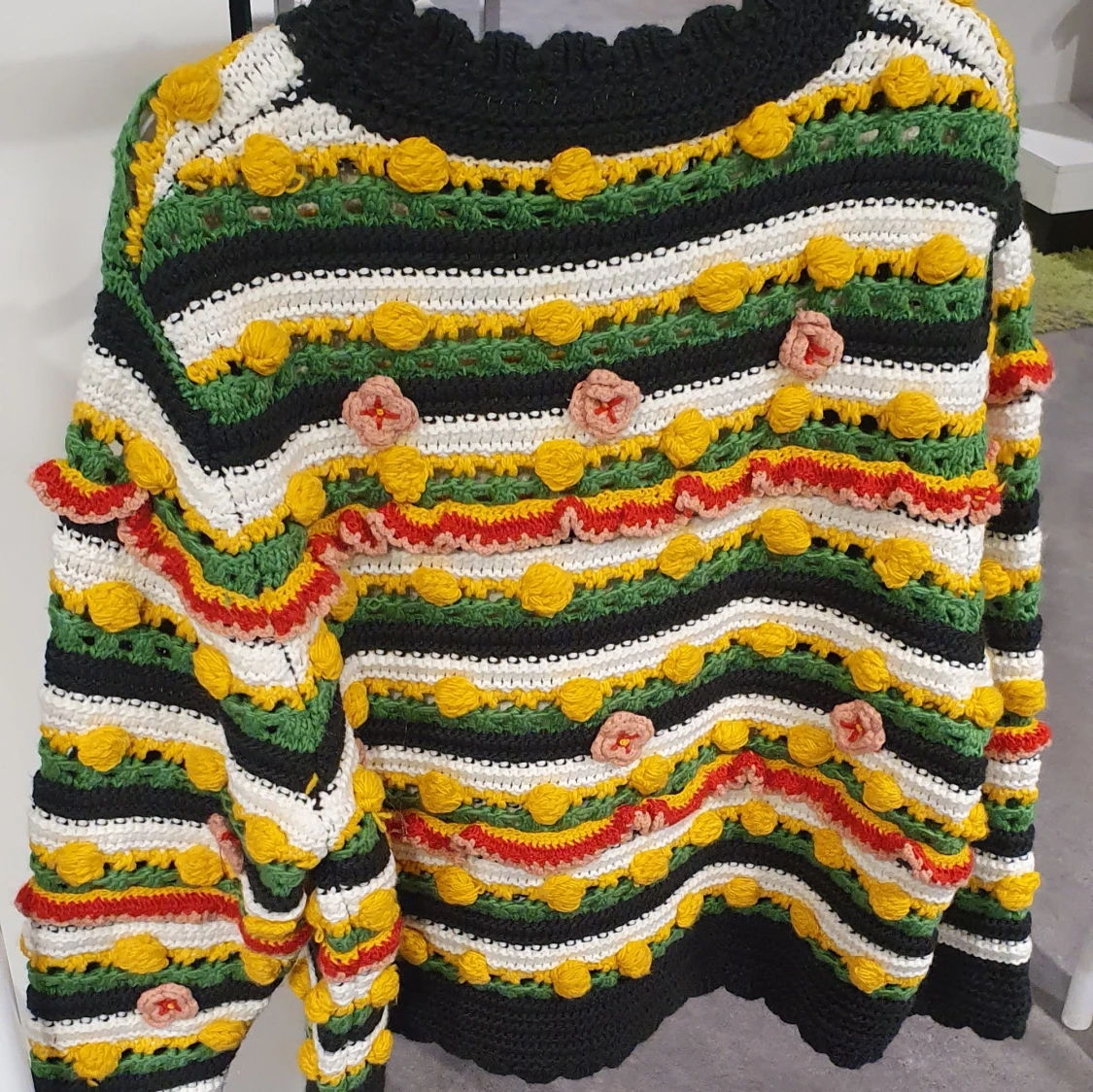 Blomminga stickad tröja  - 90