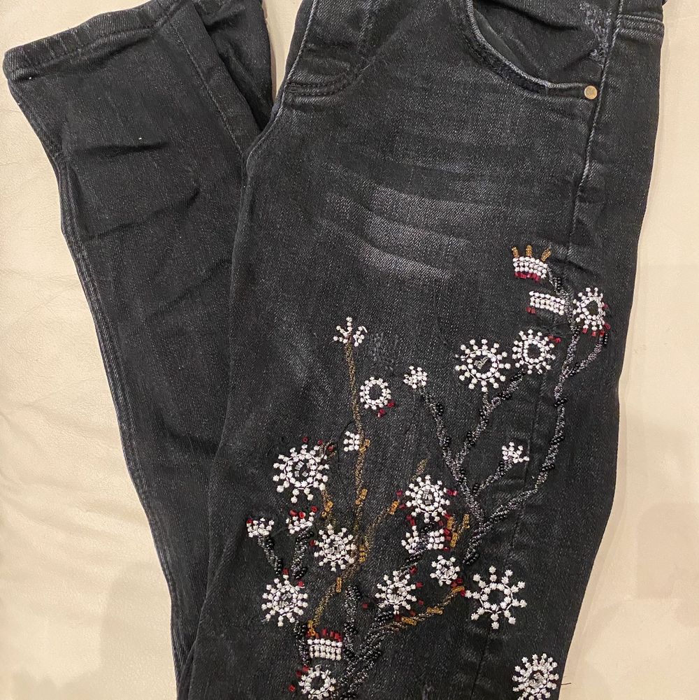 Zara trafaluc denimwear men superfina broderier på ena benet. Strl 34 och true to size men inte särskilt mycket stretch. Bra skick och säljer bara pga för små. Köparen står för frakt. Lånade två första bilder och priset går att diskutera. Jeans & Byxor.