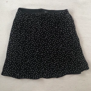 Superfin satinkjol - Säljer min satinkjol från & other stories i väldigt bra skick. Använder den inte längre eftersom den är för liten för mig (är en 36-38). Köparen står för frakten. 