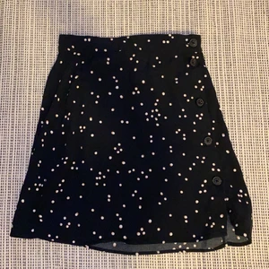 Kjol H&M - Säljer denna prickig kjol från hm med en knapp-stängning i sidan